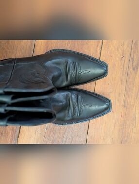 New Without Box Ladies Ariat Black Leather Pointed-Toe Short Western Boots 7.5B